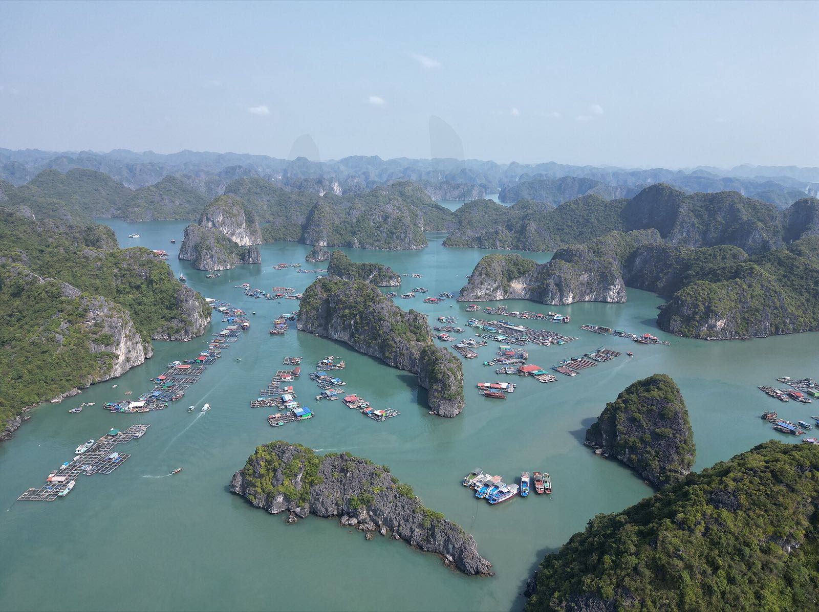 Vịnh Lan Hạ, Cát Bà nhìn từ trên cao với núi đá vôi và làng chài nổi